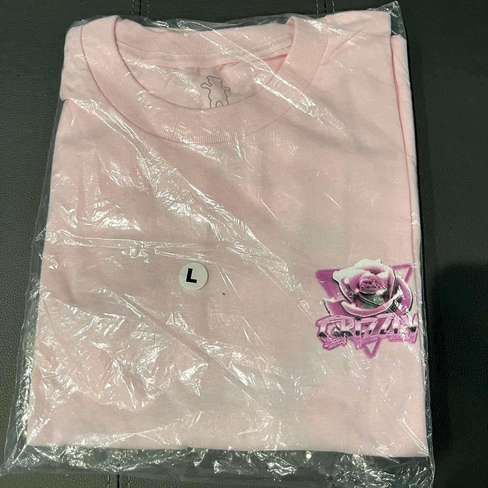 NWT Grizzly pink tee (unisex, size L)
